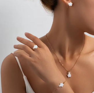 VD FASHION - Bracelet, earrings and necklace: Three-piece set